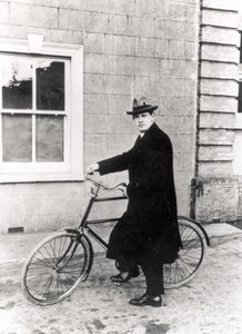 Michael Collins con la sua famosa bicicletta